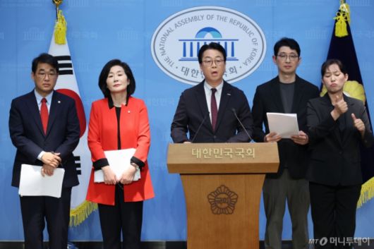 (서울=뉴스1) 이광호 기자 = 국회 국무총리 인사청문특별위원회 국민의힘 의원들이 23일 오전 서울 여의도 국회 소통관에서 기자회견을 열고 김민석 총리 후보자의 자진 사퇴를 촉구하고 있다.   왼쪽부터 배준영, 김희정, 곽규택, 주진우 의원. 2025.6.23/뉴스1  Copyright (C) 뉴스1. All rights reserved. 무단 전재 및 재배포,  AI학습 이용 금지. /사진=(서울=뉴스1) 이광호 기자