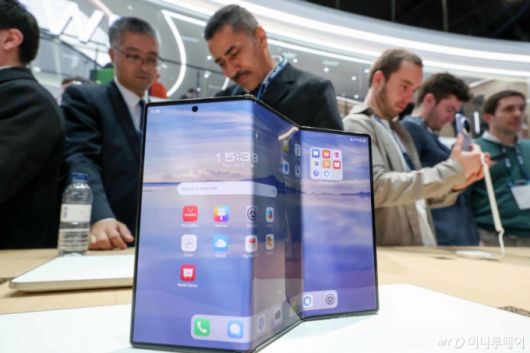 (바르셀로나(스페인)=뉴스1) 민경석 기자 = 3일(현지시간) 스페인 바르셀로나 피라 그란 비아 전시장에서 열린 '모바일 월드 콩그레스(MWC) 2025'를 찾은 관람객들이 화웨이 부스에서 '트리폴드폰' 메이트XT를 살펴보고 있다.   MWC는 전세계 800여 개의 이동통신사가 참여하는 세계이동통신사업자연합회(GSMA)가 주관하는 행사로, 미국과 독일에서 각각 열리는 CES, IFA와 함께 3대 전자·IT 전시회로 꼽힌다.   올해 MWC에 참가하는 한국 기업은 187곳으로 지난해보다 22곳이 늘었다. 2025.3.4/뉴스1  Copyright (C) 뉴스1. All rights reserved. 무단 전재 및 재배포,  AI학습 이용 금지. /사진=(바르셀로나(스페인)=뉴스1) 민경석 기자