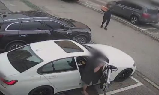 택배기사가 고객에게 배송할 감자 상자를 뜯어 일부를 챙기는 모습이 포착됐다./사진=JTBC '사건반장'