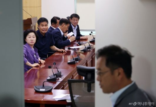 [서울=뉴시스] 고승민 기자 = 더불어민주당 국회 농해수위 의원들이 24일 서울 여의도 국회 의원회관에서 송미령 농림축산식품부 장관 유임 관련 우상호 정무수석과 면담 전 모여 대화하고 있다. 2025.06.24. kkssmm99@newsis.com /사진=고승민