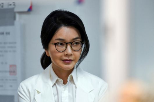 윤석열 전 대통령의 부인 김건희 여사가 지난 3일 서울 서초구 원명초등학교에 마련된 서초구 제3투표소에서 투표를 하기 위해 줄을 서 있다. /사진=뉴스1