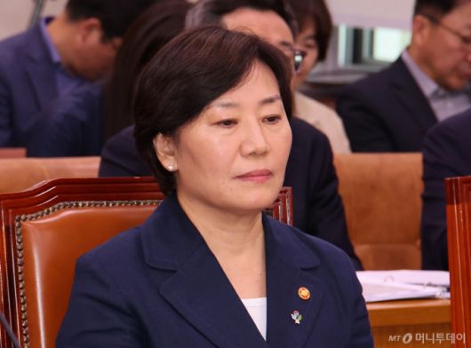 [서울=뉴시스] 김금보 기자 = 송미령 농림축산식품부 장관이 23일 오후 서울 여의도 국회에서 열린 농림축산식품해양수산위원회 전체회의에서 송 장관 유임에 대한 전종덕 진보당 의원의 항의 발언을 듣고 있다. 2025.06.23. kgb@newsis.com /사진=김금보