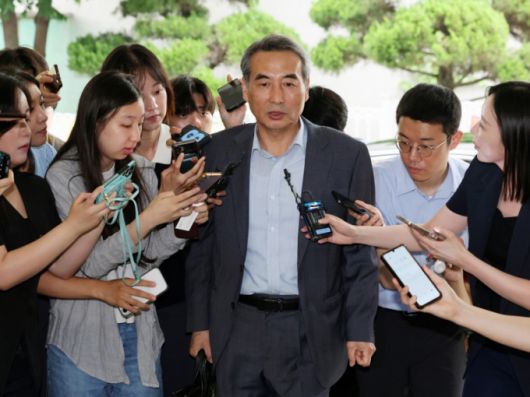 윤석열 전 대통령의 부인 김건희 여사 의혹 관련 사건 수사를 맡은 민중기 특별검사가 24일 오전 서울 서초구 사무실로 들어서며 취재진 질문에 답하고 있다. /사진=뉴스1