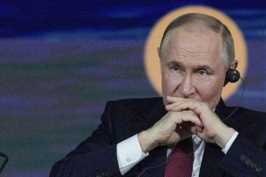 블라디미르 푸틴 러시아 대통령이 지난 20일(현지시각) 상트페테르부르크 국제경제포럼에 참석하고 있다. 블라디미르 푸틴 러시아 대통령은 20일(현지시각) 러시아는 무기 공동 생산과 군인 합동훈련에 참여를 원하는 '우호국가'들과 군사 및 기술 협력을 발전시킬 계획이라고 밝혔다고 알 아라비야 방송이 보도했다. 그러나 러시아는 전략적 파트너십을 체결한 이란이 이스라엘과 미국의 공격을 받는데도 군사지원을 하지 않았다. /AP=뉴시스