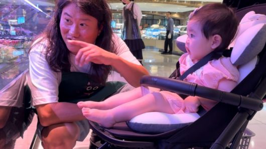 개그맨 임우일이 박수홍 딸 재이를 데리고 바깥 나들이에 나섰다. /사진=인스타그램 갈무리