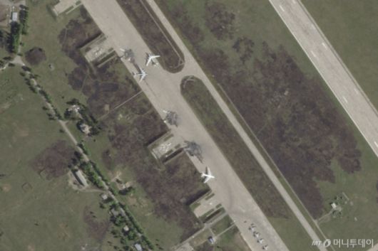 플래닛 랩스 PBC가 제공한 위성 사진에 4일(현지 시간) 우크라이나의 드론 공습(거미줄 작전)을 받은 러시아 이르쿠츠크주 벨라야 공군기지에 전략폭격기로 보이는 기체들의 잔해가 남아 있다. /사진=뉴시스
