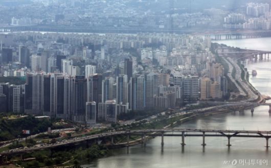 (서울=뉴스1) 박세연 기자 = 서울 아파트값 주간 상승률이 0.36%를 기록해 2018년 9월 이후 가장 컸다.   한국부동산원이 발표한 '6월 3주(16일 기준) 주간 아파트 가격 동향'에 따르면 이번 주 서울 아파트 매매가격은 지난주(9일 기준) 대비 0.36% 올랐다. 이로써 서울 아파트값은 20주 연속 상승했다. 특히 이번 주 상승률은 2018년 9월 2주(10일 기준) 0.45% 이후 무려 6년 9개월여 만에 가장 컸다. 사진은 19일 송파구 서울스카이전망대에서 바라본 서울 강남구 아파트단지 모습. 2025.6.19/뉴스1  Copyright (C) 뉴스1. All rights reserved. 무단 전재 및 재배포,  AI학습 이용 금지. /사진=(서울=뉴스1) 박세연 기자