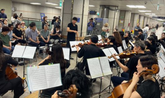 과천뮤즈챔버오케스트라, 정부과천청사역서 재능기부./사진제공=과천시