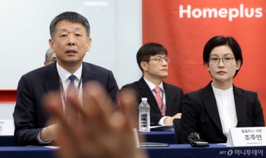 김광일(왼쪽) 홈플러스 공동대표(MBK 부회장)과 조주연 홈플러스 사장이 지난 3월 14일 오전 서울 강서구 홈플러스 본사에서 열린 기자간담회에서 취재진의 질문을 받고 있다. /사진=뉴시스