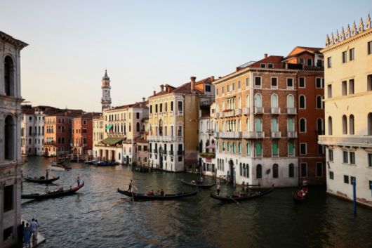 이탈리아 베네치아의 아름다운 건물과 운하를 지나는 곤돌라들이 평화롭다. 하지만 베네치아에서는 오는 26~28일 제프 베이조스 아마존 창업자의 결혼식이 예정되어 시민단체와 환경단체의 비난을 사고 있다. /로이터=뉴스1
