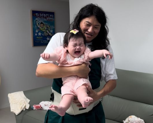 개그맨 임우일이 박수홍 딸 재이를 달래고 있다. /사진=인스타그램 갈무리