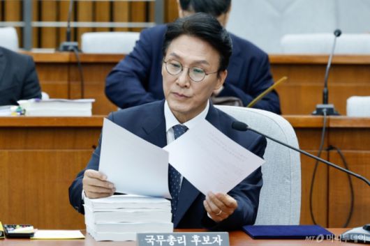 김민석 국무총리 후보자가 24일 오전 서울 여의도 국회에서 열린 인사청문회에 출석해 자료를 살피고 있다. 2025.6.24/뉴스1  Copyright (C) 뉴스1. All rights reserved. 무단 전재 및 재배포,  AI학습 이용 금지. /사진=(서울=뉴스1) 안은나 기자