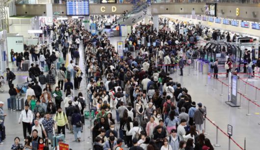 [부산=뉴시스] 하경민 기자 = 징검다리 황금연휴 첫날인 1일 부산 강서구 김해국제공항 국제선 출국장에서 해외여행을 떠나는 여행객들이 길게 줄을 선 채 출국수속을 거치고 있다.  한국공항공사 김해공항에 따르면 황금연휴 기간인 1~6일 김해공항 국제선 이용객은 총 17만9177명(출국 8만822명, 입국은 9만8355명)으로 예상됐다. 2025.05.01. yulnetphoto@newsis.com /사진=하경민