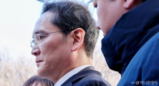 (서울=뉴스1) 김성진 기자 = 이재용 삼성전자 회장이 2월 3일 오후 서울 서초구 서울고등법원에서 열린 '경영권 불법 승계' 의혹 자본시장과금융투자업에관한법률위반등 항소심 선고공판에서 무죄를 선고받은 후 법정을 나서고 있다. 2025.2.3/뉴스1  Copyright (C) 뉴스1. All rights reserved. 무단 전재 및 재배포,  AI학습 이용 금지. /사진=(서울=뉴스1) 김성진 기자