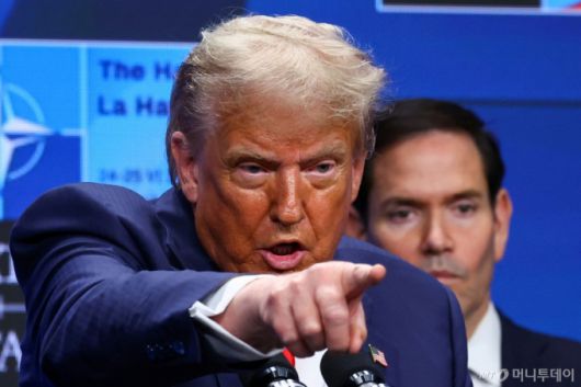 류정민 특파원 = 도널드 트럼프 미국 대통령이 25일(현지시간) 네덜란드 헤이그에서 열린 북대서양조약기구(NATO, 나토) 정상회담을 계기로 연 기자회견에서 질문자를 지정하고 있다./로이터=뉴스1