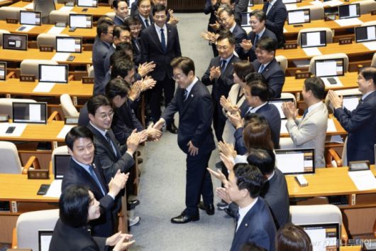 이재명 대통령이 26일 서울 여의도 국회 본회의장에서 추가경정예산(추경) 시정연설을 하기 위해 이동하며 더불어민주당 의원들과 악수를 하고 있다. 2025.06.26. /사진=뉴시스 /사진=