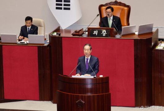 한덕수 국무총리가 4일 서울 여의도 국회 본회의장에서 윤석열 대통령의 2025년도 예산안 및 기금운용계획안에 대한 정부 시정연설을 대독하고 있다. 2024.11.4/사진=뉴스1 /사진=(서울=뉴스1) 안은나 기자