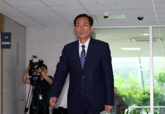 [서울=뉴시스] 고승민 기자 = 우상호 대통령실 정무수석이 24일 서울 여의도 국회 의원회관에서 송미령 농림축산식품부 장관 유임 관련 더불어민주당 농해수위 위원들과 면담을 하기 위해 회의실로 향하고 있다. 2025.06.24.