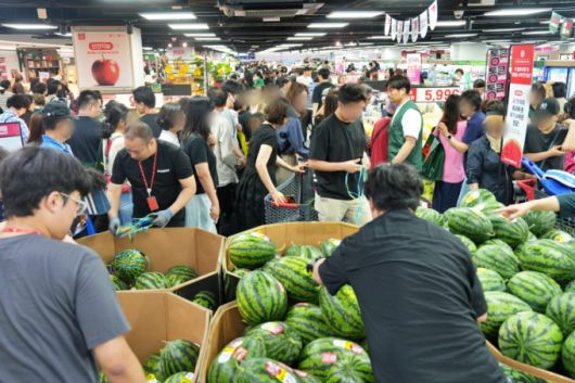 롯데마트 구리점 오픈 당일 수박 행사 코너에서 고객들이 장을 보고 있다. /사진제공=롯데마트