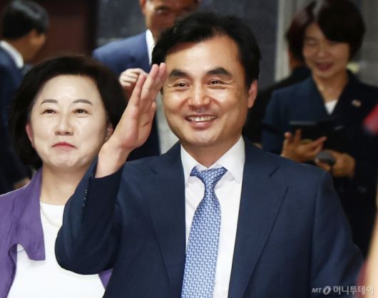 안규백 국방부 장관 후보가 지난 24일 서울 여의도 국회에서 열린 의원총회에 참석하며 정청래 대표 후보를 향해 인사하고 있다. / 사진=뉴스1