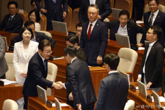 이재명 대통령이 26일 서울 여의도 국회에서 열린 본회의에서 2025년도 제2회 추가경정예산안 시정연설을 마친 뒤 국민의힘 의원들과 인사하고 있다. 2025.06.25. /사진=뉴시스 /사진=