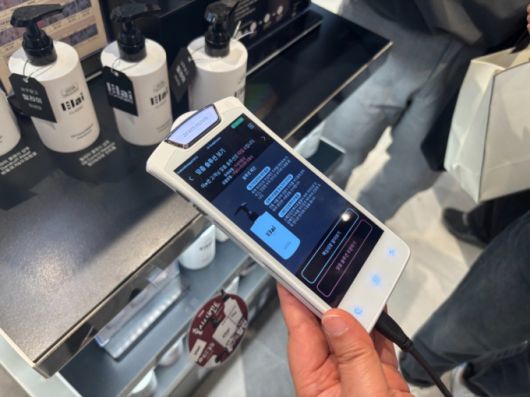 26일 시코르 강남역점에서 고객이 두피 상태 진단 후 개인 맞춤형 샴푸나 세럼을 현장에서 주문할 수 있다.  제품은 2~3일 이내에 소량 제작되어 배송된다.  /사진=하수민기자