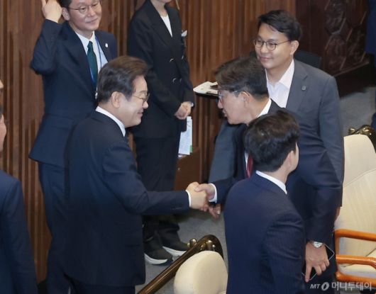 이재명 대통령이 26일 서울 여의도 국회 본회의장에서 추가경정예산(추경) 시정연설을 마친 후 권성동 국민의힘 의원과 악수하고 있다. 2025.06.26. /사진=뉴시스 /사진=고범준