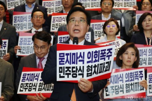 송언석 국민의힘 원내대표가 27일 오후 서울 여의도 국회에서 상임위원장 선출을 위한 본회의에 불참하고 가진 더불어민주당 규탄 대회에서 규탄사를 하고 있다. 2025.6.27/사진=뉴스1 /사진=(서울=뉴스1) 이광호 기자