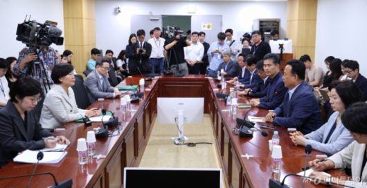 (서울=뉴스1) 신웅수 기자 = 어기구 농림축산식품해양수산위원장이 27일 오후 서울 여의도 국회 의원회관에서 열린 당정협의회에서 발언하고 있다.  송미령 농림축산식품부 장관은 이날 양곡관리법, 농수산물 유통 및 가격안정에 관한 법률(농안법) 개정안 등 '농업 4법'에 대한 입장을 밝힐 예정이다. 2025.6.27/뉴스1  Copyright (C) 뉴스1. All rights reserved. 무단 전재 및 재배포,  AI학습 이용 금지. /사진=(서울=뉴스1) 신웅수 기자