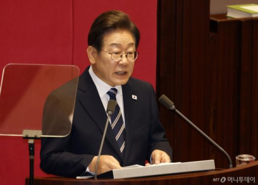 [서울=뉴시스] 국회사진기자단 = 이재명 대통령이 26일 서울 여의도 국회에서 열린 본회의에서 2025년도 제2회 추가경정예산안 시정연설을 하고 있다. 2025.06.25. photo@newsis.com /사진=