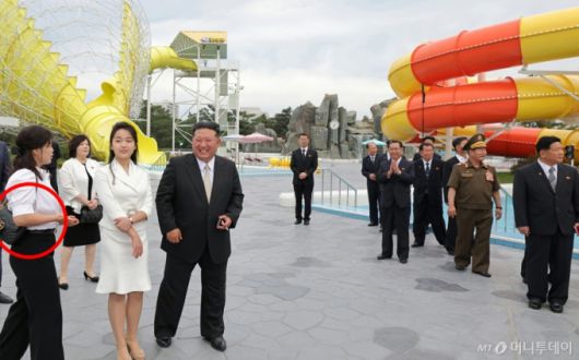 북한 노동당 기관지 노동신문은 26일 "세계를 앞서나가려는 우리 인민의 애국적 열정을 배가해주는 긍지스럽고 고무적인 창조물인 원산갈마해안관광지구 준공식이 6월 24일에 성대히 진행됐다"고 보도했다. 행사에는 리설주 여사와 딸 김주애가 동행했다. 김정은 북한 노동당 총비서의 아내 리설주 여사가 구찌 제품(빨간색 원)으로 보이는 가방을 메고 있다.  / 사진=뉴스1(노동신문)