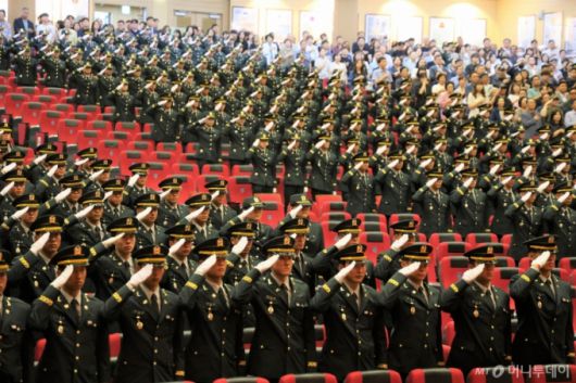 27일 충북 괴산군 육군학생군사학교에서 열린 2025년 대한민국 육군장교 통합임관식에서 신임 장교들이 임석상관인 육군참모총장 직무대리에게 경례를 하고 있다. / 사진=육군