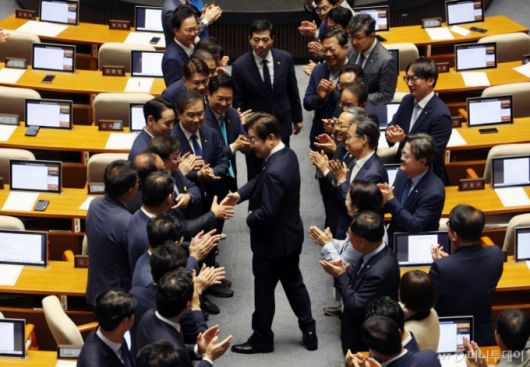 이재명 대통령이 26일 서울 여의도 국회에서 열린 본회의에서 추가경정예산 시정연설을 하기 전 입장하며 의원들과 인사를 하고 있다. 2025.06.26. /사진=뉴시스 /사진=고승민