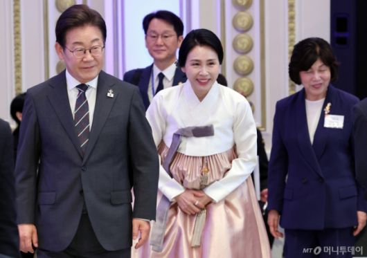 이재명 대통령과 부인 김혜경 여사가 27일 청와대 영빈관에서 열린 '호국보훈의 달, 대통령의 초대' 행사에 입장하고 있다. (대통령실통신사진기자단) 2025.06.27. /사진=뉴시스 /사진=최진석