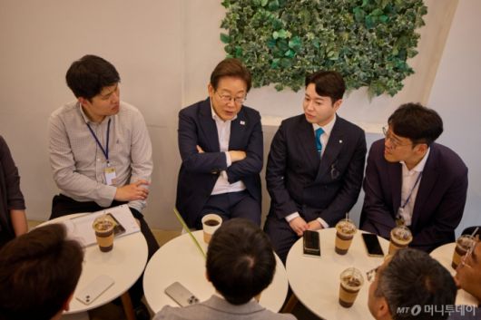 이재명 대통령이 26일 서울 용산 대통령실 청사 인근 카페에서 기자들과 티타임을 하고 있다. (사진=대통령실 제공) 2025.06.26. photo@newsis.com /사진=뉴시스 /사진=