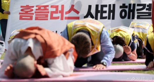 민주노총 서비스연맹 마트산업노동조합 안수용 홈플러스 지부장을 비롯한 회원들이 28일 서울 종로구 광화문광장에서 홈플러스 사태 해결을 위한 단식 선포 기자회견을 마친 후 108배를 하고 있다. 2025.4.28/뉴스1  Copyright (C) 뉴스1. All rights reserved. 무단 전재 및 재배포,  AI학습 이용 금지. /사진=(서울=뉴스1) 김성진 기자