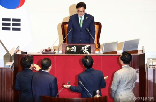 (서울=뉴스1) 김민지 기자 = 우원식 국회의장이 27일 서울 여의도 국회에서 상임위원장 선출 관련 본회의 개의를 놓고 김병기 더불어민주당 원내대표, 문진석 원내수석부대와 송언석 국민의힘 원내대표, 유상범 원내수석부대표와 갈등을 빚고 있다. 2025.6.27/뉴스1  Copyright (C) 뉴스1. All rights reserved. 무단 전재 및 재배포,  AI학습 이용 금지. /사진=(서울=뉴스1) 김민지 기자