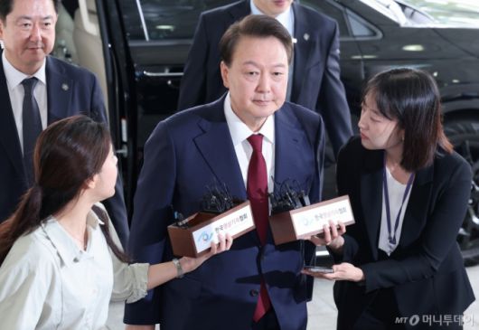 [서울=뉴시스] 이영환 기자 = 윤석열 전 대통령이 28일 오전 대면 조사를 받기 위해 서울 서초구 서울고검에 마련된 내란특검 사무실로 출석하고 있다. (공동취재) 2025.06.28. photo@newsis.com /사진=