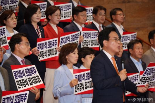 [서울=뉴시스] 김명년 기자 = 송언석 국민의힘 원내대표가 27일 오후 서울 여의도 국회에서 본회의 도중 퇴장해 더불어민주당 주도의 상임위원장 선출을 규탄하고 있다. 2025.06.26. kmn@newsis.com /사진=김명년