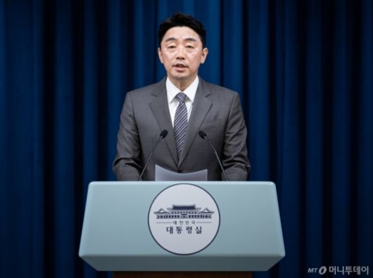 (서울=뉴스1) 이재명 기자 = 강훈식 대통령 비서실장이 29일 서울 용산구 대통령실 청사에서 기획재정부·교육부·산업통상자원부·법무부·행정안전부·보건복지부 등 6개 부처 장관 인사 관련 브리핑을 하고 있다.  초대 경제부총리 겸 기획재정부 장관 후보자로는 구윤철 전 국무조정실장이 임명됐다. 사회부총리 겸 교육부 장관에는 이진숙 전 충남대 총장이 발탁됐다. 초대 법무부 장관 후보자로는 5선의 정성호 더불어민주당 의원을 지명했다. 검찰 수사권 조정 과정에서 사법개혁을 뒷받침할 행안부 장관직에는 윤호중 민주당 의원이 발탁됐다. 산업통상자원부 장관 후보자에는 기재부 출신의 김정관 두산에너지빌리티 사장이 기용됐다. 복건복지부 장관 후보자로는 정은경 전 질병관리청장이 지명됐다. 2025.6.29/뉴스1  Copyright (C) 뉴스1. All rights reserved. 무단 전재 및 재배포,  AI학습 이용 금지. /사진=(서울=뉴스1) 이재명 기자