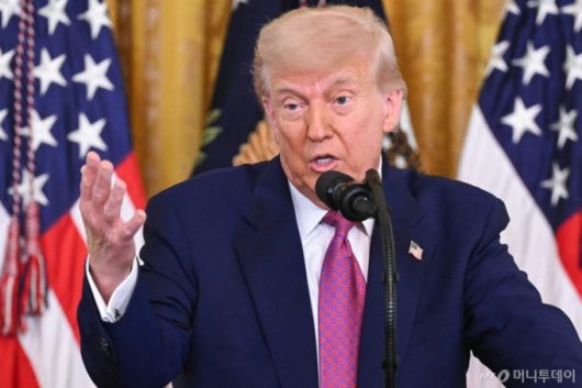 (워싱턴DC AFP=뉴스1) 류정민 특파원 = 도널드 트럼프 미국 대통령이 12일(현지시간) 워싱턴DC 백악관 이스트룸에서 2035년까지 캘리포니아에서 새로운 가솔린 자동차 판매를 금지하도록 한 계획을 무효로 한 법안에 서명하기 전에 발언하고 있다. 트럼프 대통령은 25%인 외국산 자동차에 대한 관세를 그리 머지않은 시점에 더 올릴 수도 있다고 밝혔다. 2025.06.12  ⓒ AFP=뉴스1  Copyright (C) 뉴스1. All rights reserved. 무단 전재 및 재배포,  AI학습 이용 금지. /사진=(워싱턴DC AFP=뉴스1) 류정민 특파원