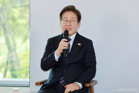 [서울=뉴시스] 고범준 기자 = 이재명 대통령이 30일 서울 용산 대통령실 파인그라스에서 열린 문화예술계 수상자 간담회에서 발언하고 있다. 2025.06.30. bjko@newsis.com /사진=고범준