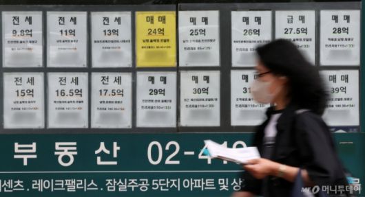 (서울=뉴스1) 박세연 기자 = 29일 서울 송파구 부동산중계업소에 잠실아파트단지 매물정보가 붙어있다.   서울 아파트의 74%에 해당하는 127만 6257가구가 정부의 주택담보대출(주담대) 한도 6억 원 제한 조치로 직접적인 영향을 받을 것으로 예상된다. 지난 28일부터 시행된 이번 규제로 서울 25개 구 중 18개 구에서 기존보다 대출 가능액이 크게 줄어들 전망이다.  이날 부동산R114 분석에 따르면 서울 아파트 평균 시세는 14억 6000만 원에 달하지만 대출 한도가 6억 원으로 제한되면서 평균 8억 6000만 원 이상의 현금이 있어야 입주가 가능하다.  2025.6.29/뉴스1  Copyright (C) 뉴스1. All rights reserved. 무단 전재 및 재배포,  AI학습 이용 금지. /사진=(서울=뉴스1) 박세연 기자