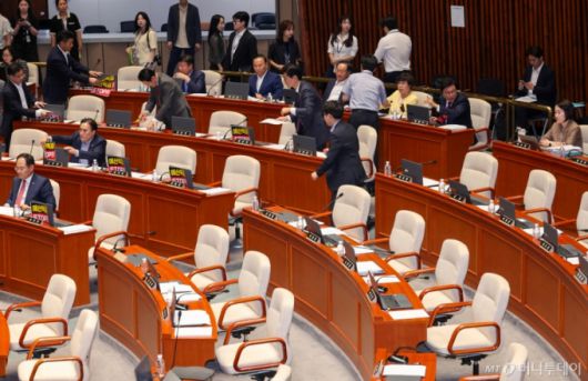 (서울=뉴스1) 안은나 기자 = 국민의힘 박형수 간사와 의원들이 30일 오후 서울 여의도 국회에서 열린 제426회국회(임시회) 예산결산특별위원회 제1차 전체회의에서 의원석에 '예산독재 STOP'이라고 적힌 피켓을 떼어내고 있다. 여야가 이재명 정부 첫 추경안 심사를 위한 예결위 종합정책질의를 이틀간 진행하기로 합의함에 따라 이날 오전 회의를 보이콧했던 국민의힘은 오후 질의에 참석했다. 2025.6.30/뉴스1  Copyright (C) 뉴스1. All rights reserved. 무단 전재 및 재배포,  AI학습 이용 금지. /사진=(서울=뉴스1) 안은나 기자