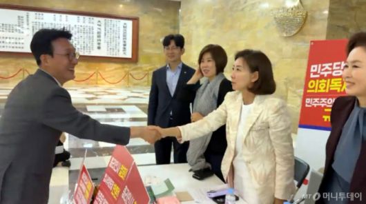 김민석(왼쪽) 국무총리 후보자가 30일 오후 서울 여의도 국회 로텐더홀에서 철야 농성 중인 나경원 국민의힘 의원과 악수를 하고 있다. 오른쪽부터 김민전 의원. 나 의원, 김미애 의원, 박충권 의원. (사진=독자 제공) 2025.06.30. /사진=뉴시스 /사진=조성봉