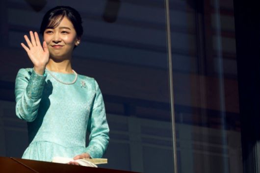 가코 일본 공주가 지난 1월 도쿄 왕궁에서 열린 신년 행사에 참석해 발코니에서 손을 흔들고 있다./사진=AFP통신