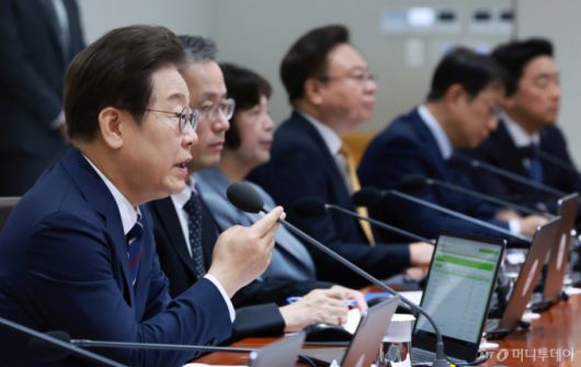 [서울=뉴시스] 고범준 기자 = 이재명 대통령이 1일 서울 용산 대통령실 청사에서 열린 국무회의에서 발언하고 있다. (대통령실통신사진기자단) 2025.07.01. bjko@newsis.com /사진=