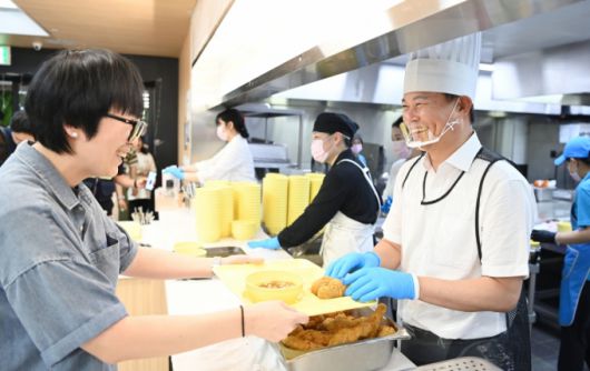 조용익 부천시장이 1일 구내식당에서 직원들에게 직접 점심을 배식하고 있다./사진제공=부천시