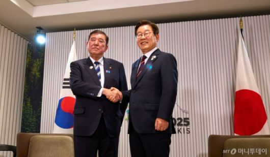 (서울=뉴스1) 박지혜 기자 = 이재명 대통령이 17일(현지시간) 캐나다 앨버타주 캐내내스키스 주요 7개국(G7) 정상회의장에서 이시바 시게루 일본 총리와 한·일 정상회담을 하고 있다. (대통령실 제공. 재판매 및 DB 금지)  2025.6.19/뉴스1  Copyright (C) 뉴스1. All rights reserved. 무단 전재 및 재배포,  AI학습 이용 금지. /사진=(서울=뉴스1) 박지혜 기자