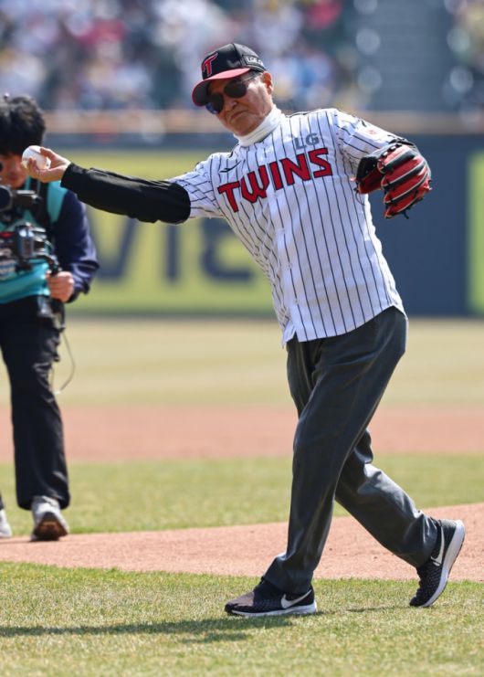 1994년 KS LG트윈스의 우승 당시 사령탑이었던 이광환 전 감독이 지난 3월 22일 서울 송파구 잠실야구장에서 열린 '2025 신한 SOL 뱅크 KBO리그' 개막전 롯데 자이언츠와 LG 트윈스의 경기에 앞서 시구를 하고 있다. /사진=뉴스1